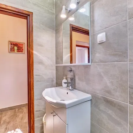 Eco Secluded Zabodarski Apartment