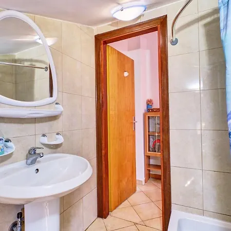 Eco Secluded Zabodarski Apartment