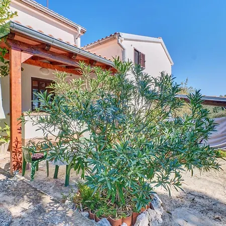 Eco Secluded Zabodarski Apartment