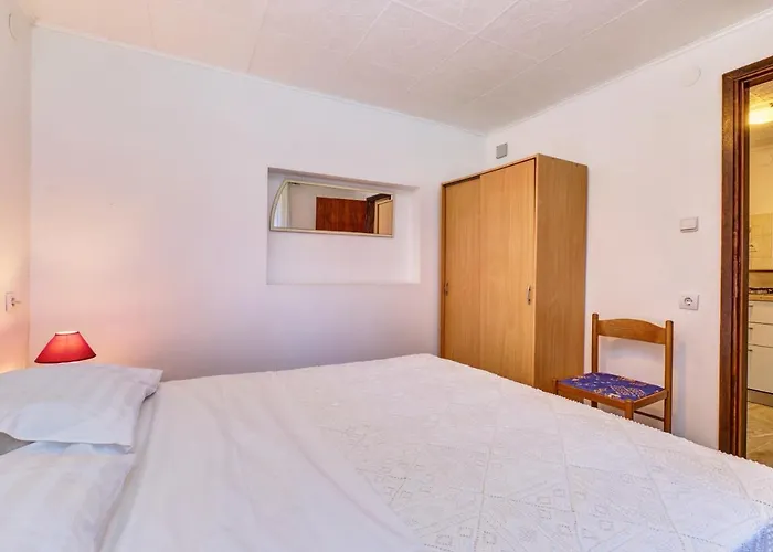Eco Secluded Zabodarski Apartment *