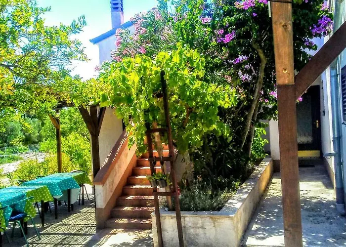 Eco Secluded Zabodarski Apartment *